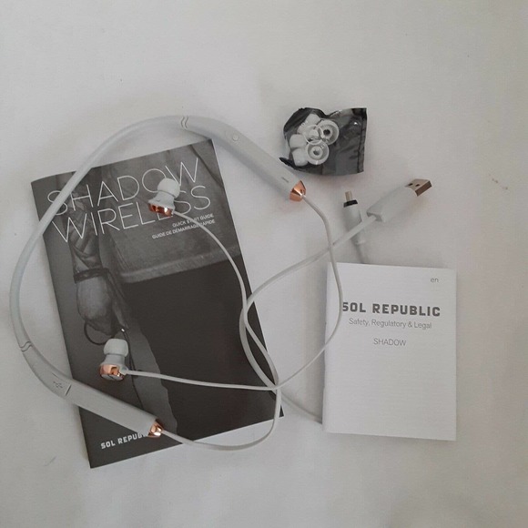 Sol Republic Shadow Wireless Head Set plus Ear tips,USB charge cable - Picture 6 of 9
